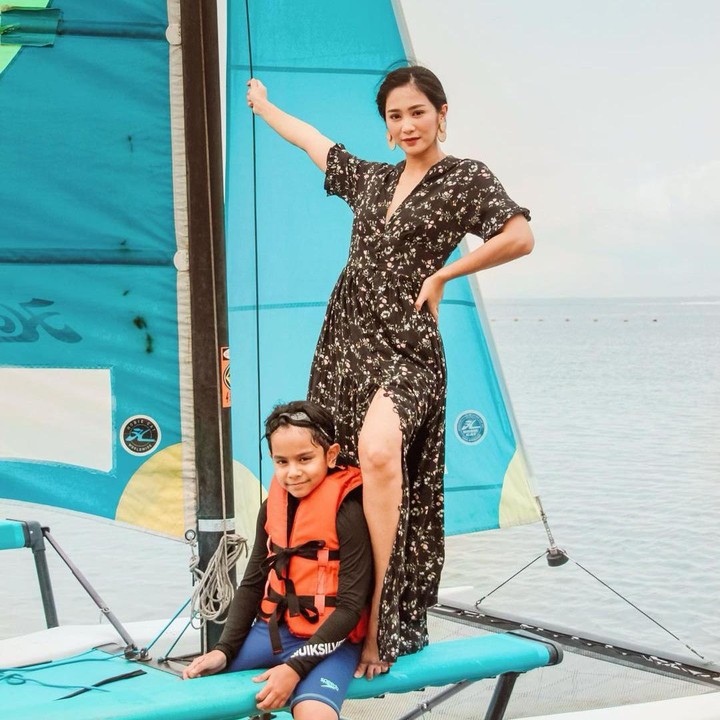 <p>Bunga Zainal tak mau kalah dengan kedua putranya. Tengok saja posenya ketika mendampingi sang putra berpetualang di laut. (Foto: Instagram @its_karanharneel)</p>
