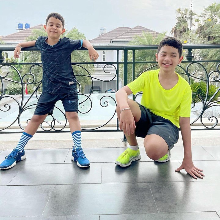 <p>Karan dan Harrneel sangat menyukai berbagai macam olahraga, mulai dari bermain basket, bersepeda, futsal, hingga tinju. Keduanya sudah mempelajari ilmu dasar box<em>i</em>ng dan sering berlatih dengan<em> personal trainer</em>. (Foto: Instagram @its_karanharneel)</p>