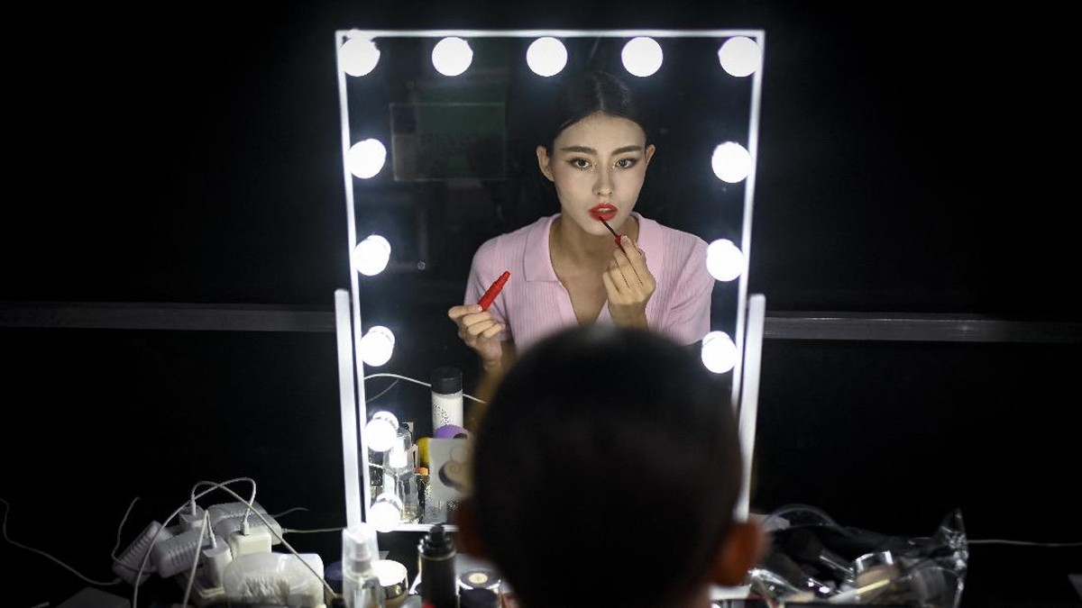 FOTO: Gemerlap China Fashion Week di Tengah Lonjakan Kasus