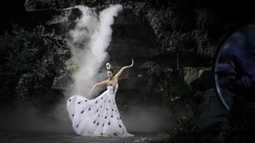 FOTO: Gemerlap China Fashion Week di Tengah Lonjakan Kasus