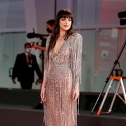 8 Transformasi Gaya Dakota Johnson di Red Carpet yang Curi Perhatian