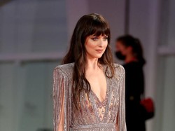 Dakota Johnson Ungkap Gaya Pacaran dengan Chris Martin