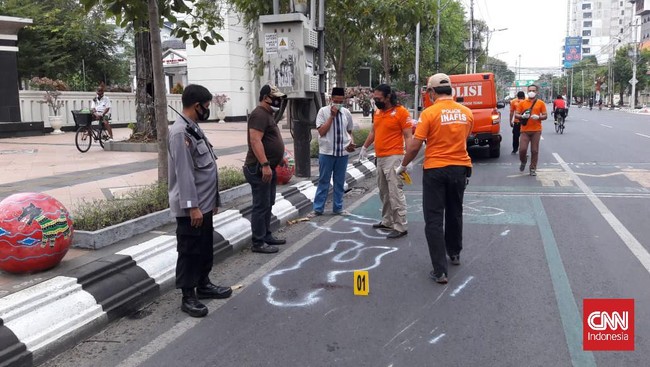 Seorang pemuda tewas seketika usai tersungkur hingga kepala membentur trotoar akibat ditendang komplotan begal yang beraksi di depan Kantor Wali Kota Semarang.