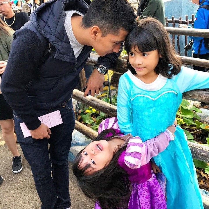 <p>Kenang Mirdad tak bisa menahan rasa gemas ketika melihat Alaia dan Aluna yang berdandan menjadi dua karakter Disney Princess cantik. So sweet banget ya Bunda? (Foto: Instagram @kenangmirdad)</p>