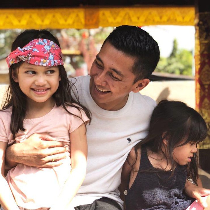 <p>Menikah pada Agustus 2009, Kenang Mirdad dikaruniai dua putri cantik dari pernikahannya dengan Tynna Kanna. Mereka adalah Alaia Lavmintikana Mirdad dan Aluna Laila Mirdad. (Foto: Instagram @kenangmirdad)</p>