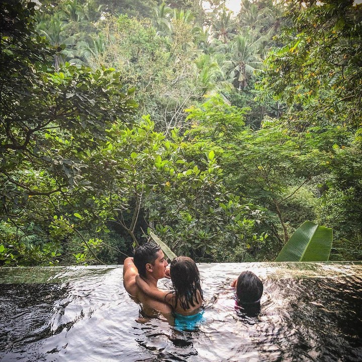 <p>Kenang Mirdad juga selalu menyempatkan diri untuk mengajak kedua putrinya liburan di sela-sela kesibukan. Kali ini ia mengajak putrinya menikmati suasana sore di Ubud, Bali. (Foto: Instagram @kenangmirdad)</p>