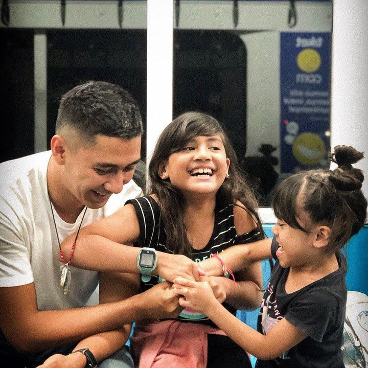 <p>Kenang Mirdad selalu punya cara untuk menyenangkan kedua buah hatinya. Seperti ketika bermain lomba membuka jari tangan. "Ada yang bisa buka jari ayah, ayah kasih kiss," kata Kenang pada kedua putrinya. (Foto: Instagram @kenangmirdad)</p>