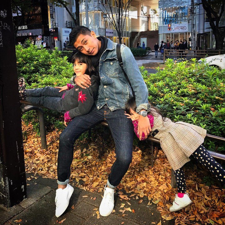 <p>Alaia dan Aluna kini sudah tumbuh besar. Kedua putri cantik Kenang Mirdad ini sangat manja dengan sang ayah nih. (Foto: Instagram @kenangmirdad)</p>