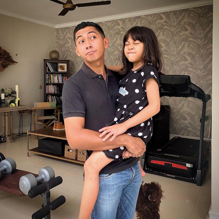 <p>Meski sudah besar, anak-anak Kenang Mirdad masih suka meminta digendong oleh sang ayah nih. Bikin gemas! (Foto: Instagram @kenangmirdad)</p>