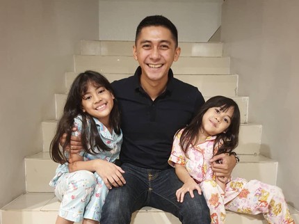 Unggah Foto Pertama Sejak Isu Selingkuh, Intip Lagi 7 Potret Kenang Mirdad dengan 2 Putrinya dari Tyna Kanna