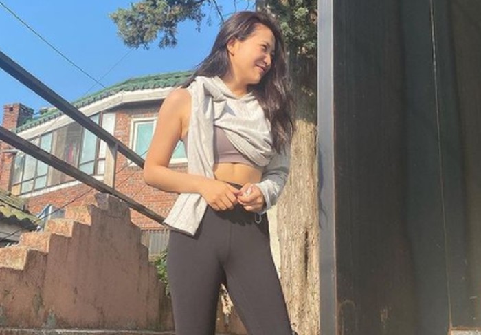Membongkar rahasianya, ternyata akhir-akhir ini Yeri menekuni olahraga yoga, pilates, dan diet seimbang. Nggak heran kalau ia tampil dengan bentuk tubuh ideal yang sukses bikin para fans iri!/Foto: instagram.com/yerimiese