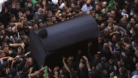 FOTO: Ribuan Orang Hadiri Pemakaman Ulama Syiah Irak