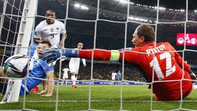 FOTO: Duel Ketat Ukraina vs Prancis