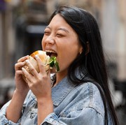 Menurut Ahli Diet, 5 Kebiasaan Makan Ini Bakal Jadi Penyebab Kamu Cepat Tua! Duh, Sering Dilakukan?