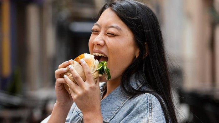 Menurut Ahli Diet, 5 Kebiasaan Makan Ini Bakal Jadi Penyebab Kamu Cepat Tua! Duh, Sering Dilakukan? Menurut Ahli Diet, 5 Kebiasaan Makan Ini Bakal Jadi Penyebab Kamu Cepat Tua! Duh, Sering Dilakukan?