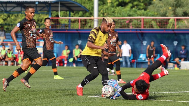 Gibran Rakabuming Raka dan Atta Halilintar melakukan perang urat syaraf bak berbalas pantun jelang laga pembuka Liga 2 2021 antara Persis dan AHHA PS Pati.