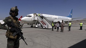 FOTO: Bandara Kabul Mulai Mengepul Layani Penerbangan Lokal