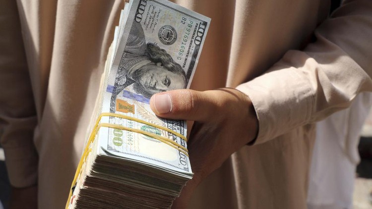 Begini Transaksi di Pasar Uang Terbesar di Afghanistan Afghan black market money changers wait for customers in Sarai Shahzada market in Kabul, Afghanistan, Saturday, Sept. 4, 2021. (AP Photo/Wali Sabawoon)