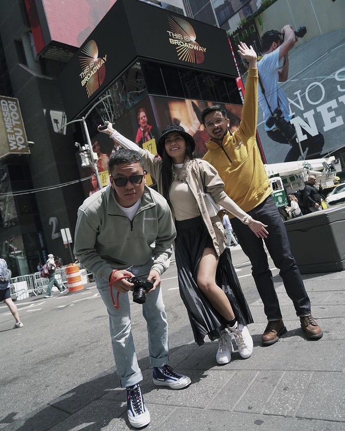 Berbeda dengan Arief Muhammad dan Den Dimas yang tampak maskulin dengan jumper dari Erigo, Rachel Vennya mengenakan pleated skirt hitam dengan slit yang membuatnya semakin feminin dan seksi. Foto: instagram.com/ariefmuhammad