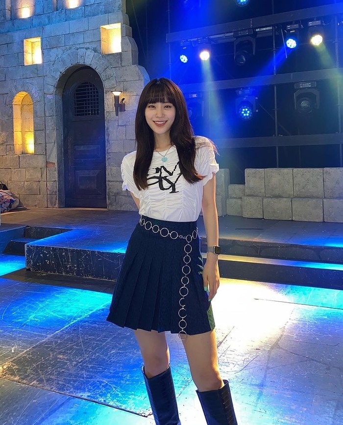 Boots juga bisa dipadupadankan dengan pleats skirt dan t-shirts, cocok banget buat kamu yang suka tampil simpel. /Foto: Instagram.com/young-g-hur