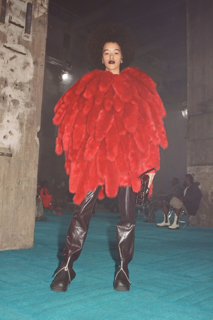Sebuah coat bergaya avant-garde yang dinilai terinspirasi dari patung karya seniman Jeff Koons menjadi bintang dari koleksi ini. Bottega Veneta menghadirkannya dalam sejumlah warna seperti merah, tosca dan beige. Coat ini sendiri dibuat dari shearling. Dan meski nyentrik belum jelas apakah Bottega Veneta akan menjualnya dengan desain versi runway atau akan membuat versi yang lebih wearable.Foto: Courtesy of Bottega Veneta