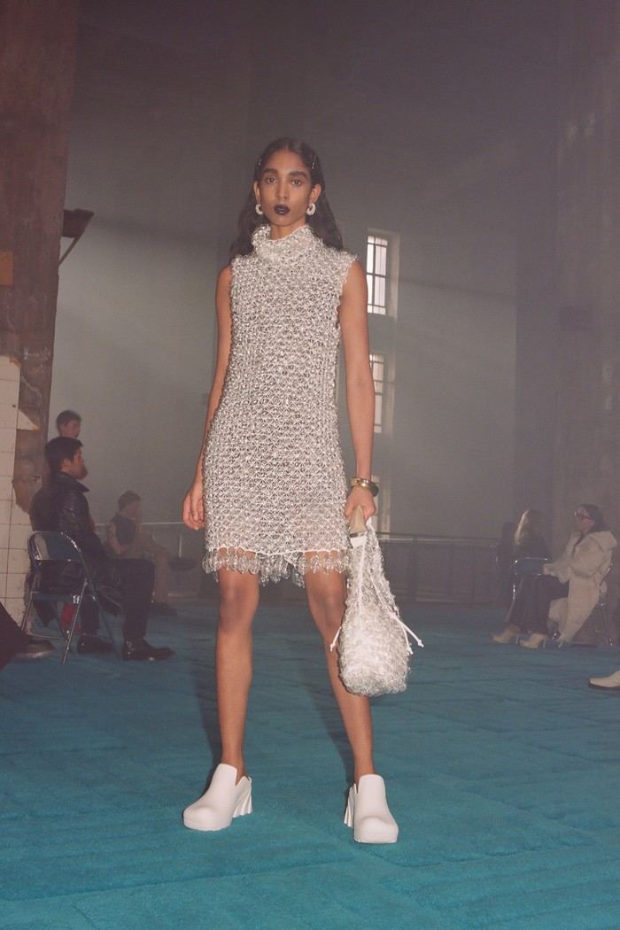 Kreasi mini dress lain dalam sematan detail embellishments yang intricate. Dilansir dari Bottega Veneta, pembuatan dress ini memakan waktu antara 135 hingga 200 jam kerja! Foto: Courtesy of Bottega Veneta