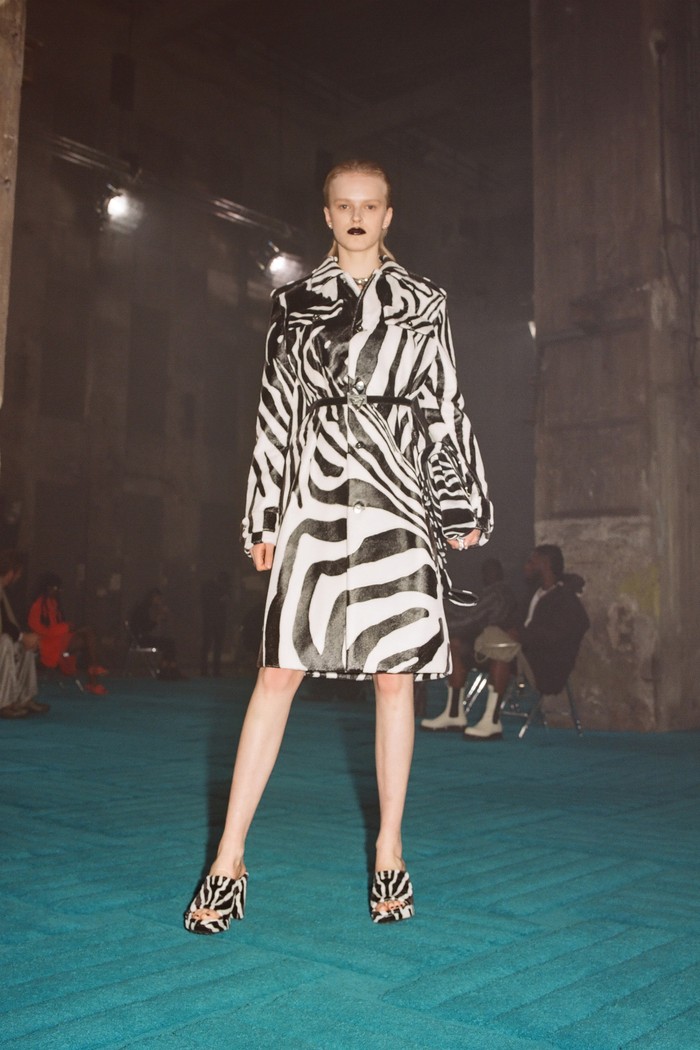 Terlihat sederhana, ternyata coat motif Zebra ini dibuat secara khusus dengan total jahitan mencapai 4,3 juta seperti dikutip dari Vogue. Foto: Courtesy of Bottega Veneta