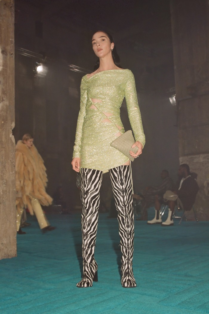 Aksesori yang paling menarik atensi adalah boots tinggi yang juga hadir dalam pulasan corak Zebra yang glamor. Foto: Courtesy of Bottega Veneta