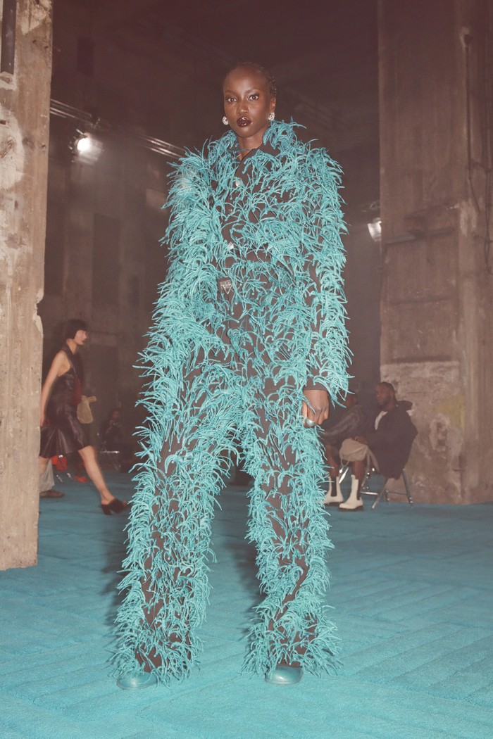 Bottega Veneta menghadirkan padana berhiaskan feathers. Dilansir dari Vogue, outfit tersebut memakai bahan stretched denim yang dikembangkan secara khusus oleh tim label basis Milan tersebut. Foto: Courtesy of Bottega Veneta