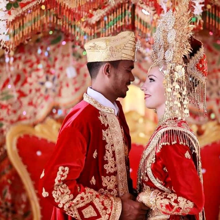 <p>Danil Gustian, pria bersuku Minang ini berhasil memikat hati gadis cantik asal Prancis bernama Clementin Vincent, Bunda. Keduanya pun menikah pada 2019 lalu. (Foto: Instagram @clem_bule_minang)</p>