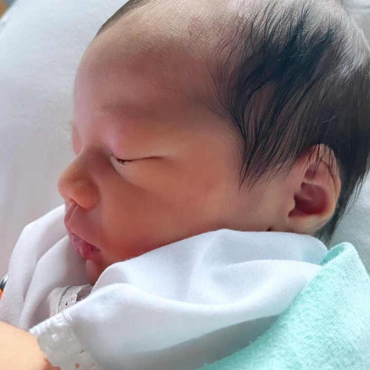 <p>Wajah Razka dari dekat. Sudah terlihat ganteng sejak lahir ya, Bunda? Kita doakan Razka tumbuh sehat dan sesuai dengan doa yang dipanjatkan kedua orang tuanya, amin. (Foto: Instagram @ryugarafifatharrazka)</p>