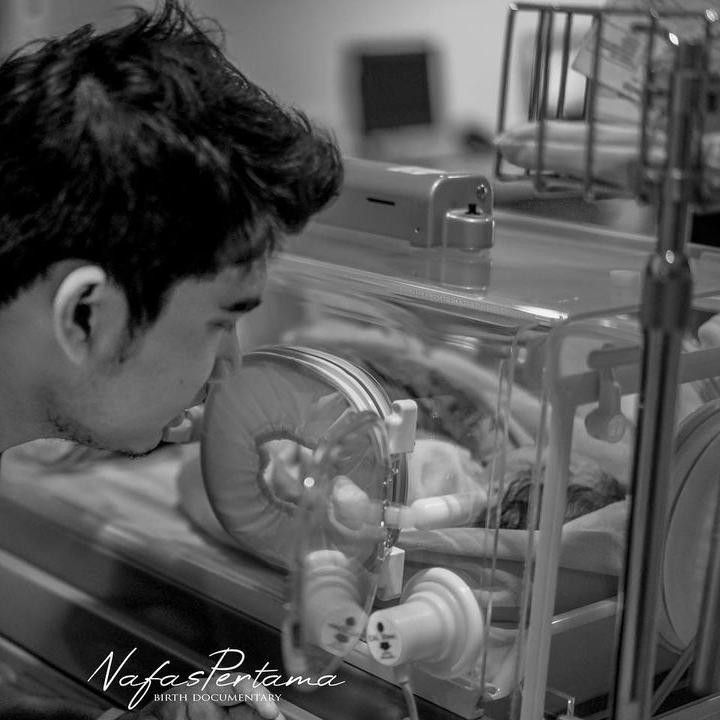 <p>Momen ketika Razka diazankan oleh sang ayah. Bikin hati ikut bergetar saat melihatnya ya, Bunda. (Foto: Instagram Nafas Pertama via @ryugarafifatharrazka)</p>