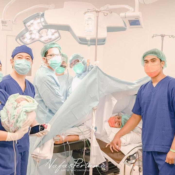 <p>Si kecil yang memiliki nama panggilan Razka itu lahir dengan sehat melalui operasi caesar. Beratnya 2,98 kg dan panjangnya 49 cm. (Foto: Instagram Nafas Pertama via @chelzeverhoeven)</p>
