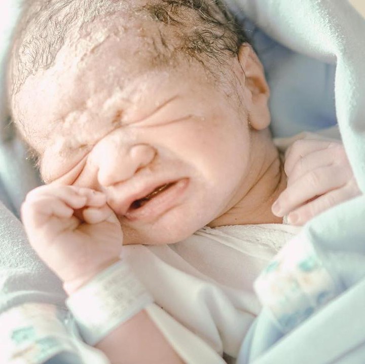 <p>Chelzea dan suami mengbarkan kelahiran anak mereka sehari setelah persalinan. Keduanya kompak mengunggah foto persalinan dan wajah mungil bayi mereka. (Foto: Instagram Nafas Pertama via @ryugarafifatharrazka)</p>
