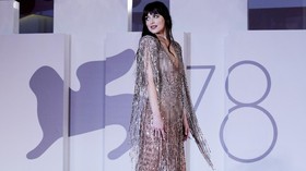 Chris Martin dan Dakota Johnson Disebut Sudah Tunangan Sejak Lama