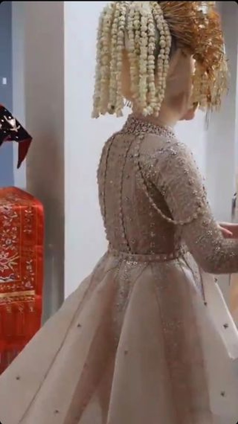 Detail Penampilan Cantik Lesti Kejora di Acara Ngunduh Mantu Lesti Kejora tampil cantik di acara Ngunduh Mantu penutup rangkaian pernikahannya. Yuk kita intip!