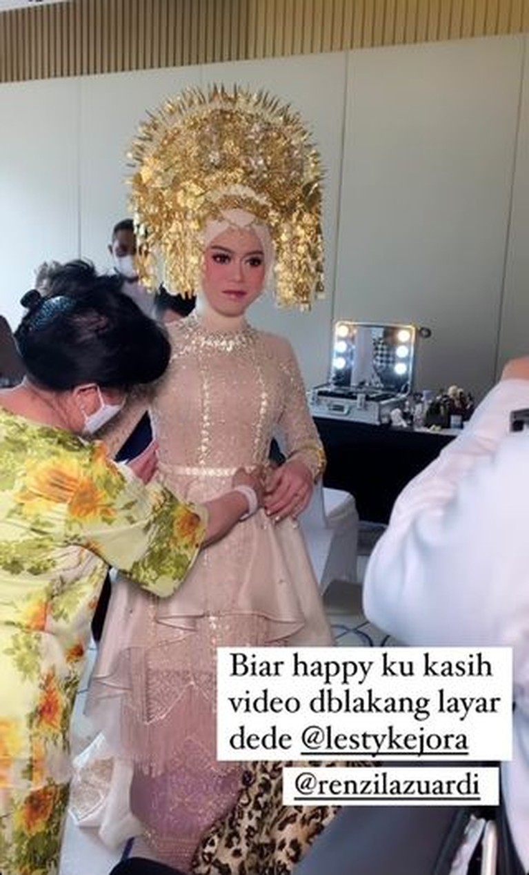 Detail Penampilan Cantik Lesti Kejora di Acara Ngunduh Mantu Lesti Kejora tampil cantik di acara Ngunduh Mantu penutup rangkaian pernikahannya. Yuk kita intip!