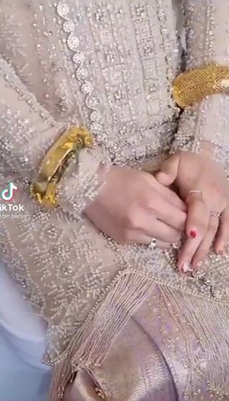 Detail Penampilan Cantik Lesti Kejora di Acara Ngunduh Mantu Lesti Kejora tampil cantik di acara Ngunduh Mantu penutup rangkaian pernikahannya. Yuk kita intip!