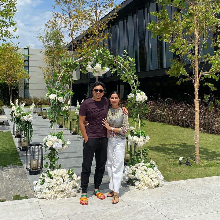 <p>Engku Emran dan sang istri, Noor Nabila belum lama ini baru saja merayakan ulang tahun pernikahan mereka yang pertama, Bunda. (Foto: Instagram @narmeukgne)<br /><br /><br /></p>