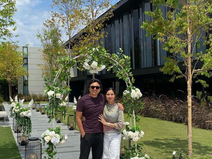 Baper Bun, Engku Emran Posting Foto Mesra Bareng Istri