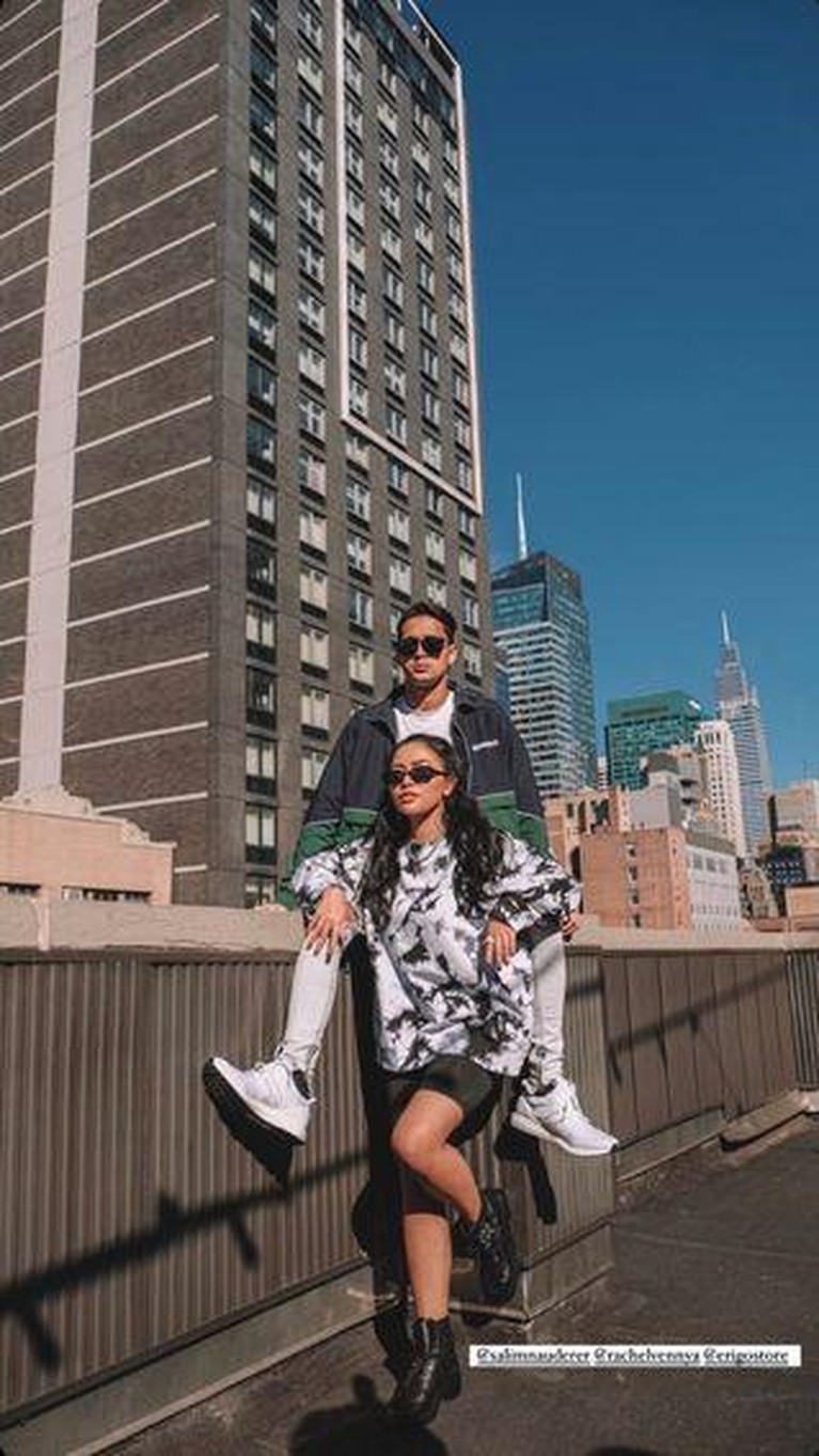 Foto Mesra Rachel Vennya dan Salim Nauderer di New York Rachel Vennya dan sang kekasih tengah berada di New York. Yuk intip kemesraan mereka!