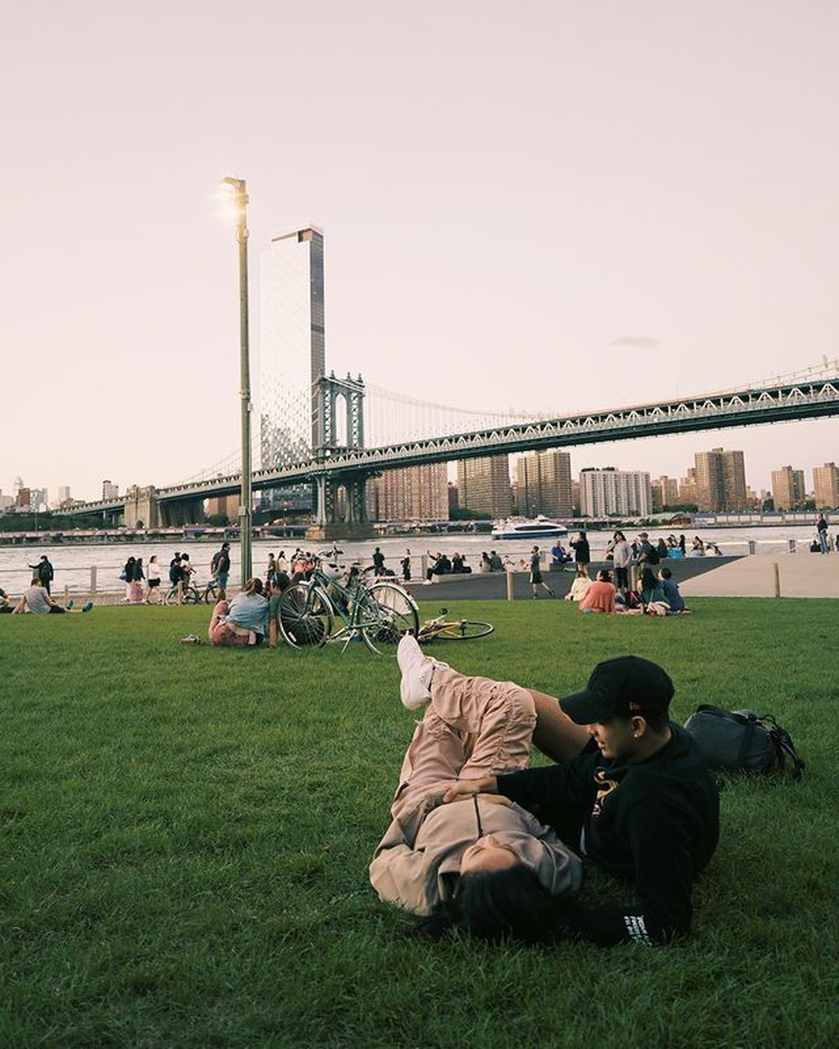 Rachel Vennya dan sang kekasih tengah berada di New York&period; Yuk intip kemesraan mereka&excl;
