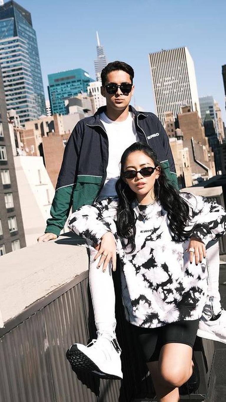 Foto Mesra Rachel Vennya dan Salim Nauderer di New York Rachel Vennya dan sang kekasih tengah berada di New York. Yuk intip kemesraan mereka!