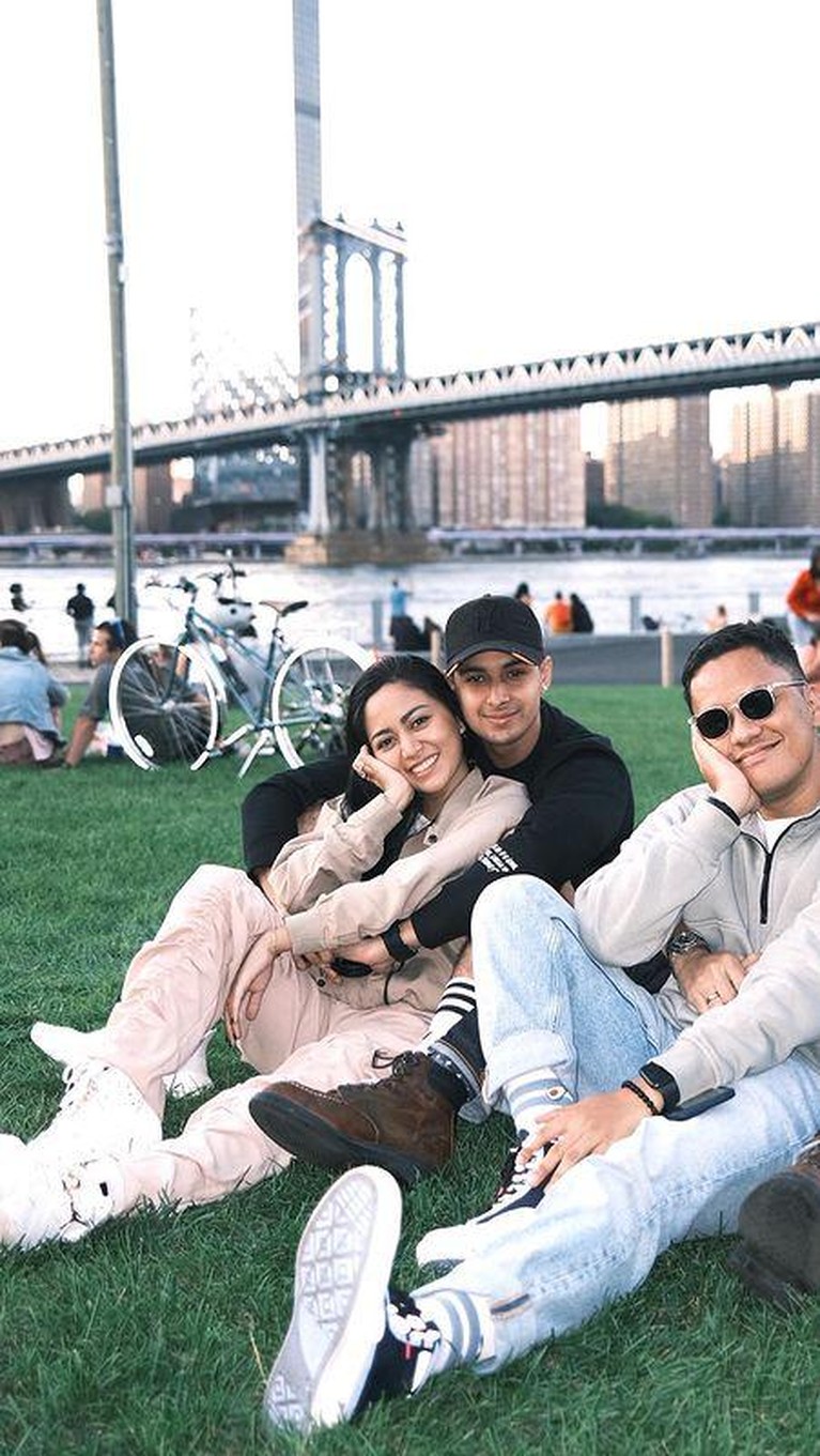 Foto Mesra Rachel Vennya dan Salim Nauderer di New York Rachel Vennya dan sang kekasih tengah berada di New York. Yuk intip kemesraan mereka!