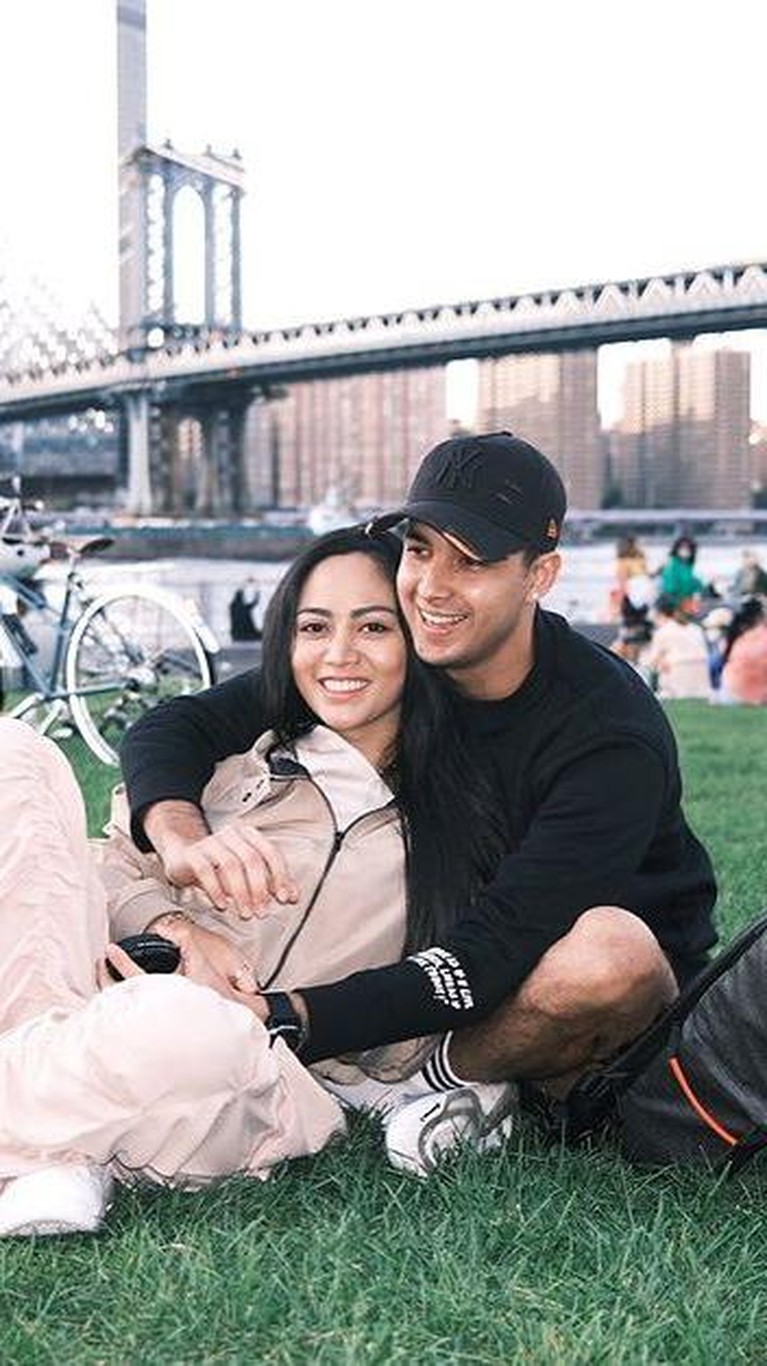 Foto Mesra Rachel Vennya dan Salim Nauderer di New York Rachel Vennya dan sang kekasih tengah berada di New York. Yuk intip kemesraan mereka!