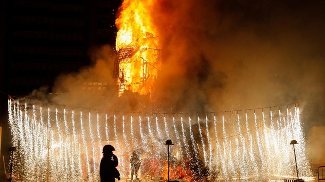 FOTO: Kobaran Api Sambut Kembalinya Festival Fallas Spanyol