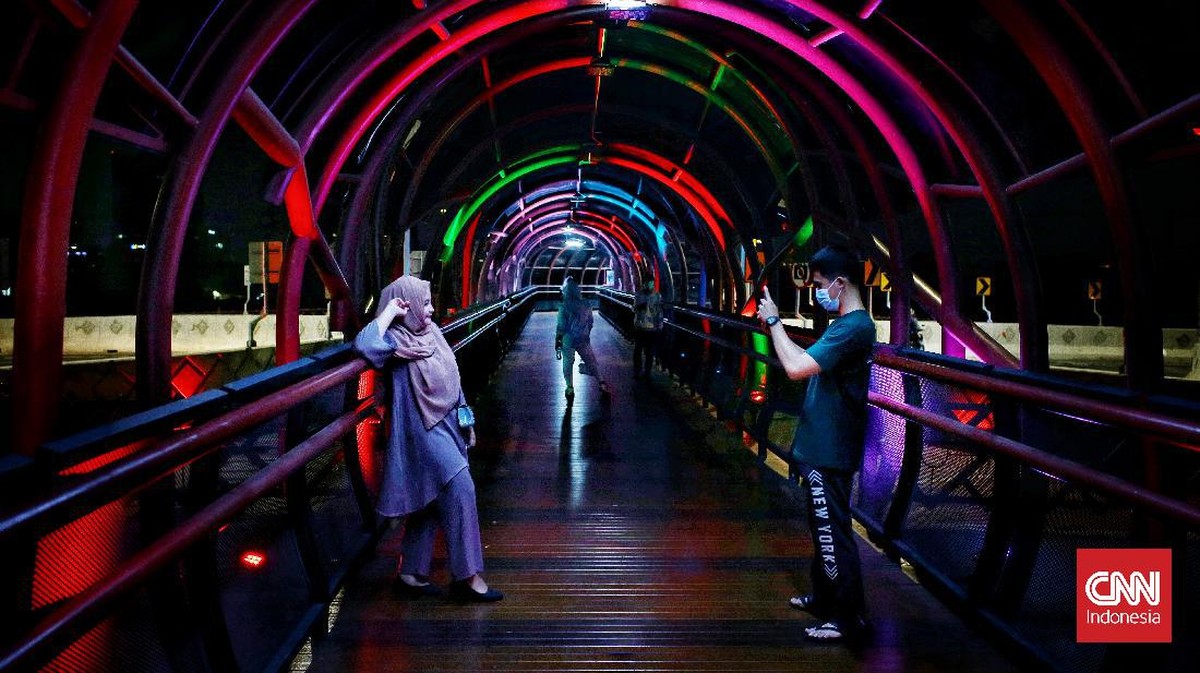 FOTO: Semarak Warna JPO Tapal Kuda Lenteng Agung