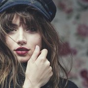 Tampil di Film Knock Knock, Intip Gaya Glamor dari Ana de Armas