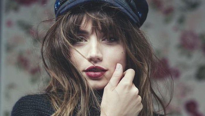 Tampil di Film Knock Knock, Intip Gaya Glamor dari Ana de Armas