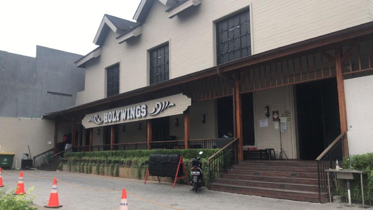 Holywings Kemang Disegel Satpol PP
